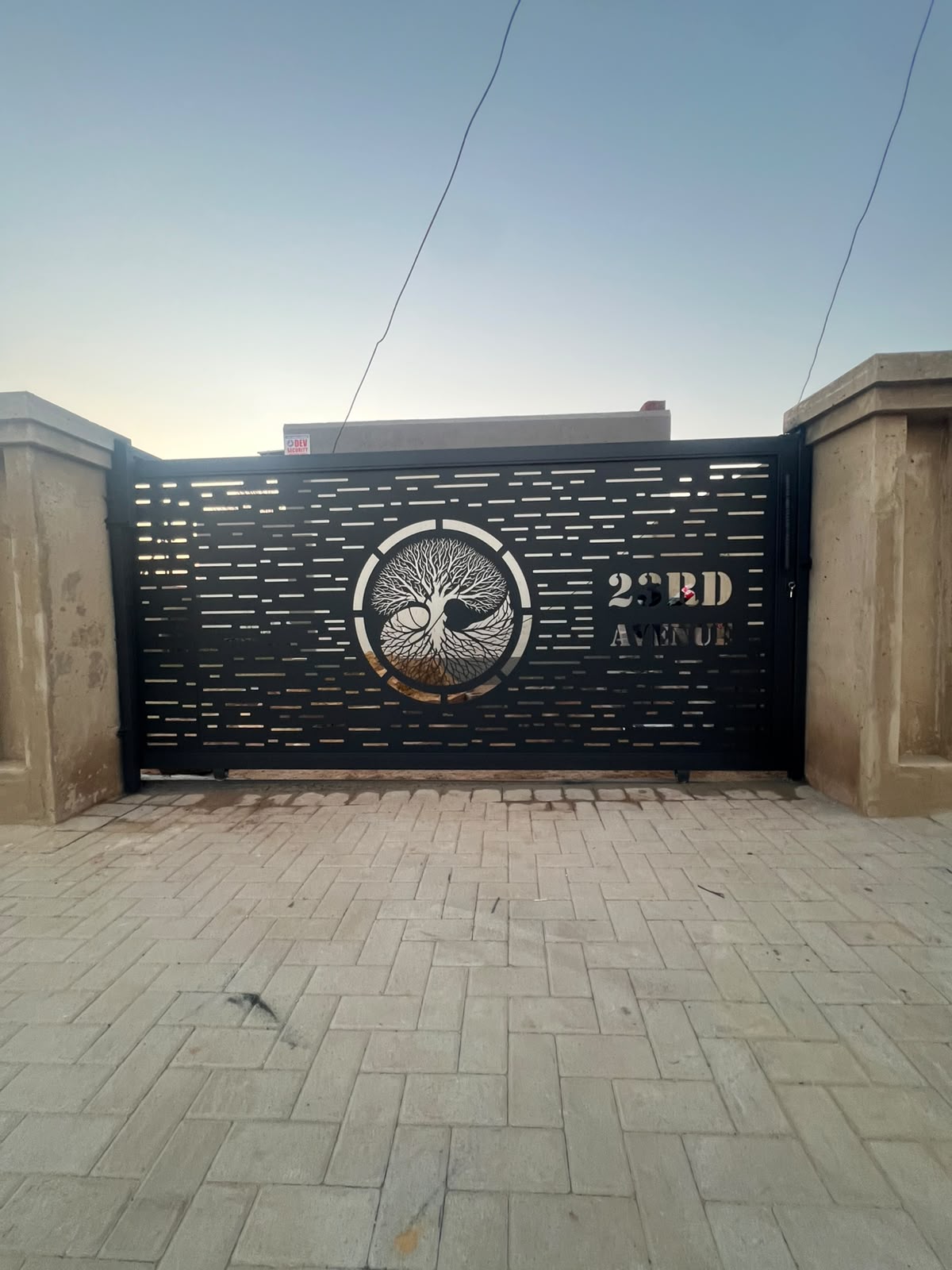 Modern Driveway Gate – 23rd Avenue